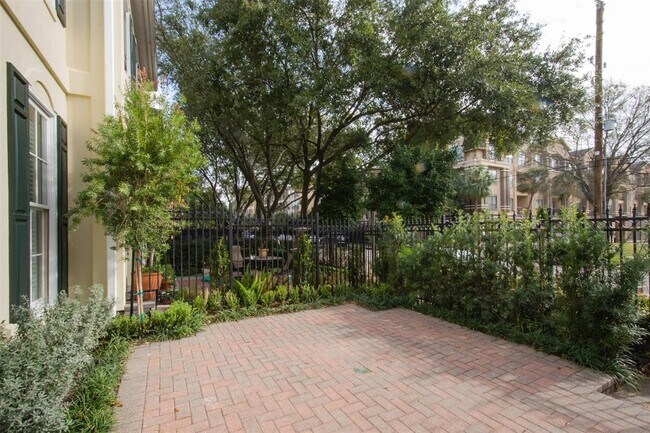 Foto del edificio - 5144 Chevy Chase Dr