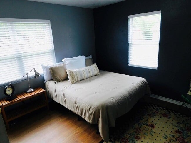 Building Photo - 2/1 - Pet Friendly Near TSU