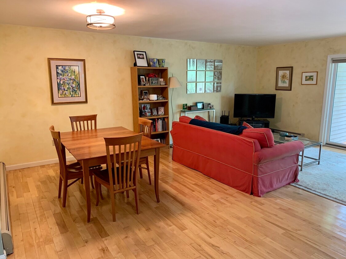 Living Room/Dining Room - M6 Stonehedge Dr