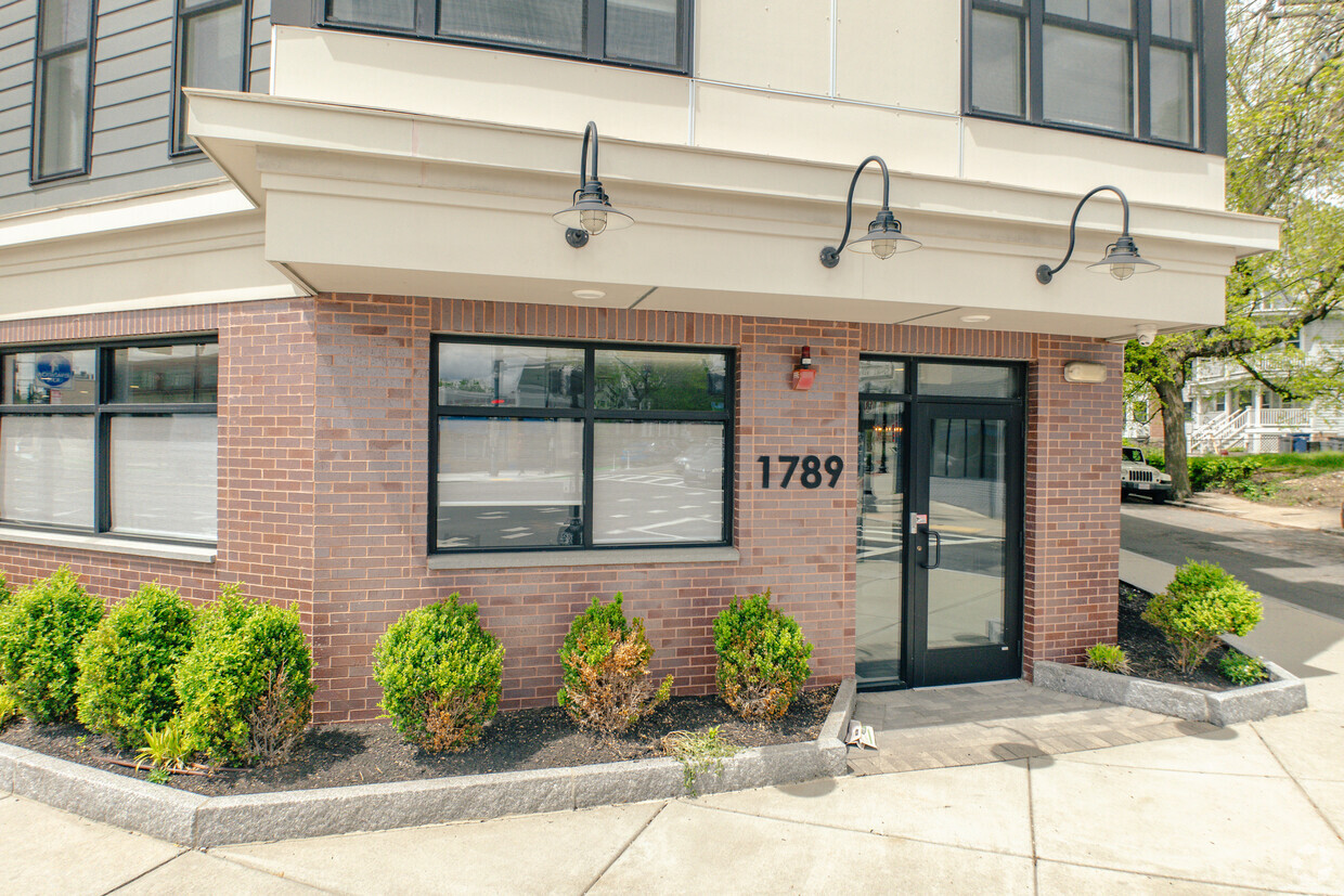 Building Entrance - 1789 Centre St