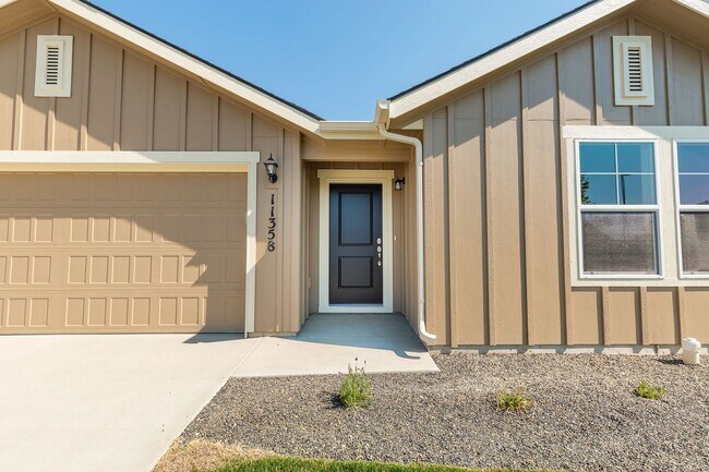 Building Photo - Perfect location for a 4 bed 2 bath with a...