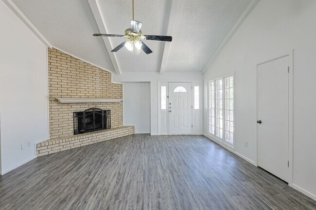 Building Photo - "Charming 2-Bedroom Duplex in Lubbock with 2 Full Baths and 1180 Sq Ft of Comfortable Living!"