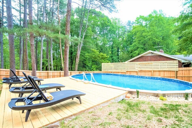 Building Photo - FURNISHED: Large 6 Bdrm,2 Kitchens,Foosbal...