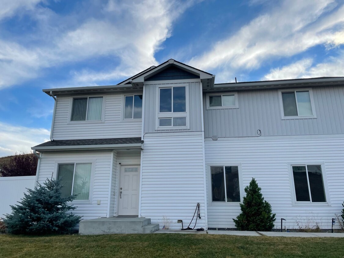 Building Photo - Newer 3 bedroom, 2.5 bathroom on Sunnyside...