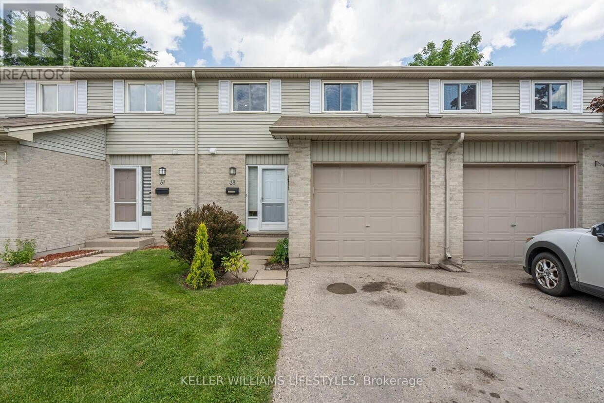 Primary Photo - Gorgeous 3 Bedroom Townhome in Cleardale! ...