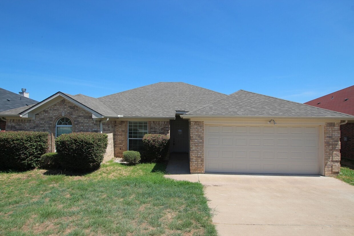 Foto principal - Beautifully updated 3 bedroom 2 bath home ...