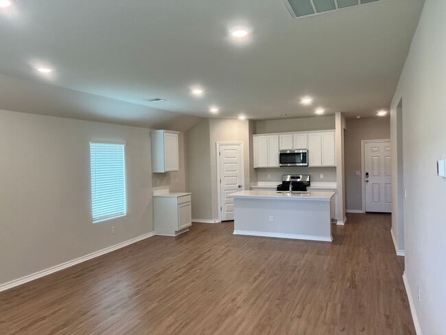Building Photo - Beautiful Brand New 4 Bedroom Home in Must...