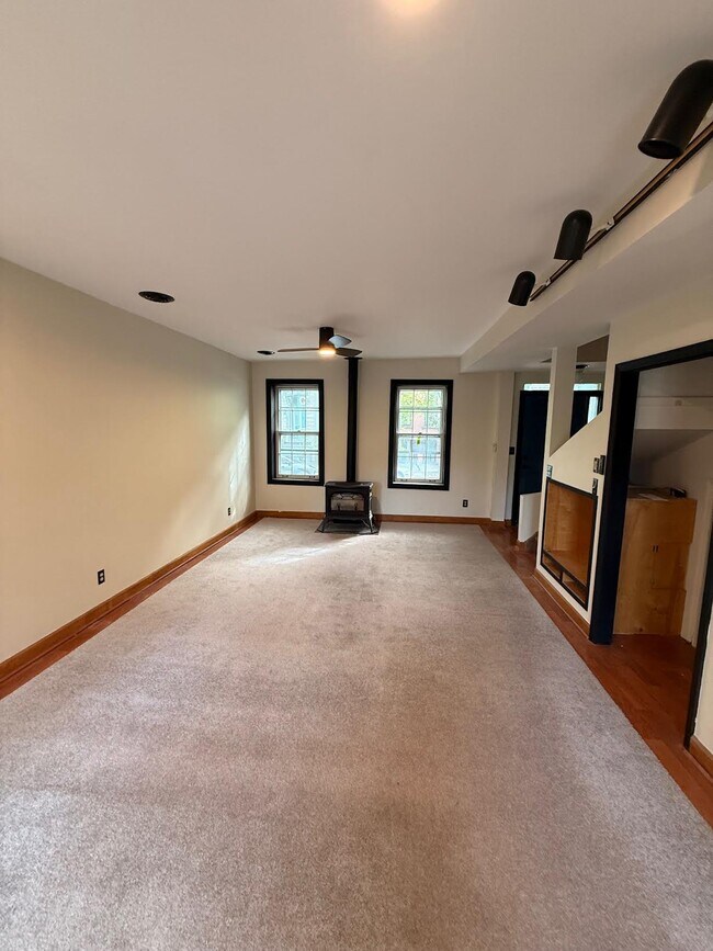 Las ventanas dan al río Hudson, calefactor de gas para una calidez acogedora y ventilador de techo. - 327 Hudson Ave