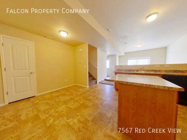 Building Photo - Charming Townhome - Half Off First Month's...