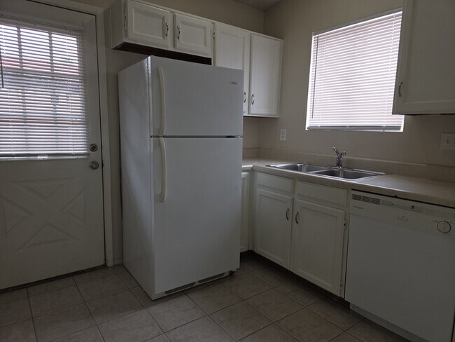 Foto del edificio - 2 bedroom 1 bath with covered parking