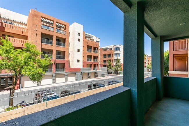 Building Photo - 38 E Serene Ave