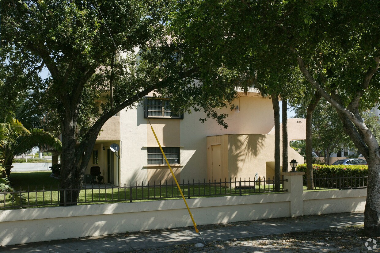 Foto del edificio - 425 Swallow Dr