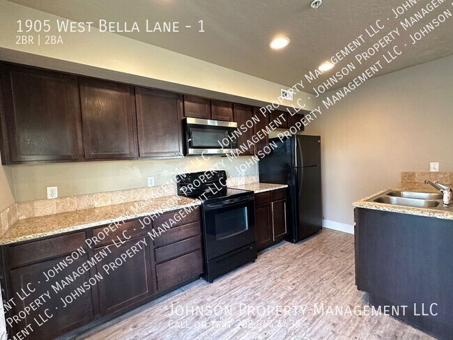 Building Photo - Newer Townhome Style living close to all o...