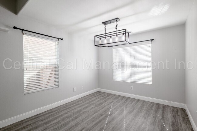 Foto del edificio - 3 Bedroom/2 Bath with a Pool and Solar - $...