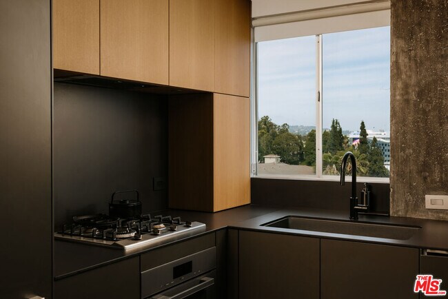 Foto del edificio - 8787 Shoreham Dr