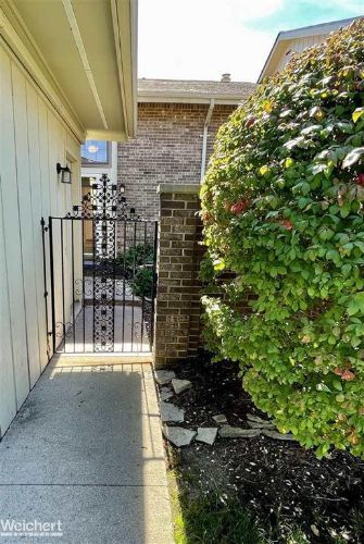 Building Photo - 2957 Meadowbrook Dr