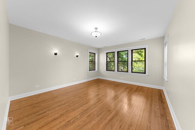Foto del edificio - 2-Bedroom Gem in Oak Park Historic District