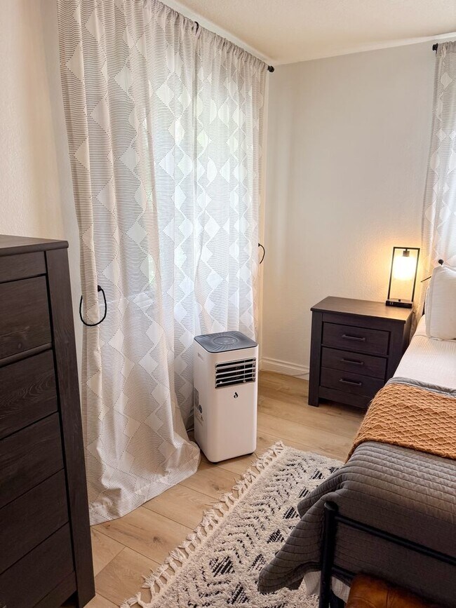 Foto del edificio - Beach Close 2 bed 1 bath Home Large Backyard