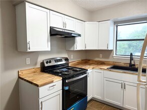 Building Photo - 207 White Oak Dr NE