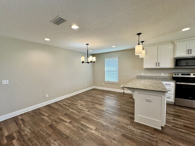 Foto del edificio - Beautiful Brick 3/2 in popular neighborhood!