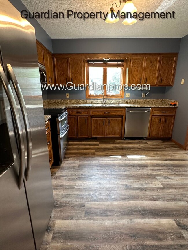 Building Photo - Eden Prairie Single Family Home, 2 Car Garage, Large Fenced Back Yard, September/October Move in