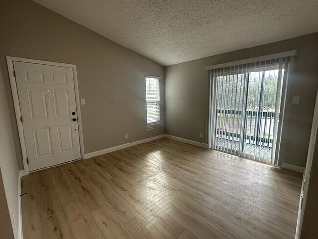 Foto del edificio - ** Move in Special HALF off your first months rent** NEWLY renovated 2 bedroom/1 bath condo in Ca...