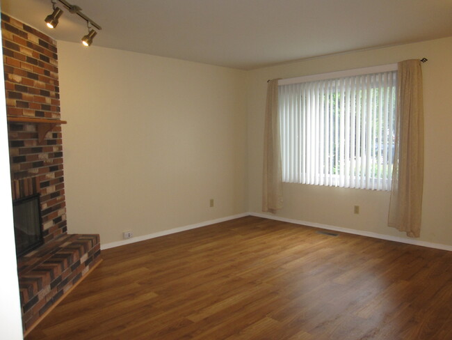 Building Photo - 1341 Mulberry Ln
