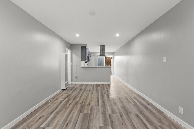 Foto del edificio - 10442 Lampson Ave