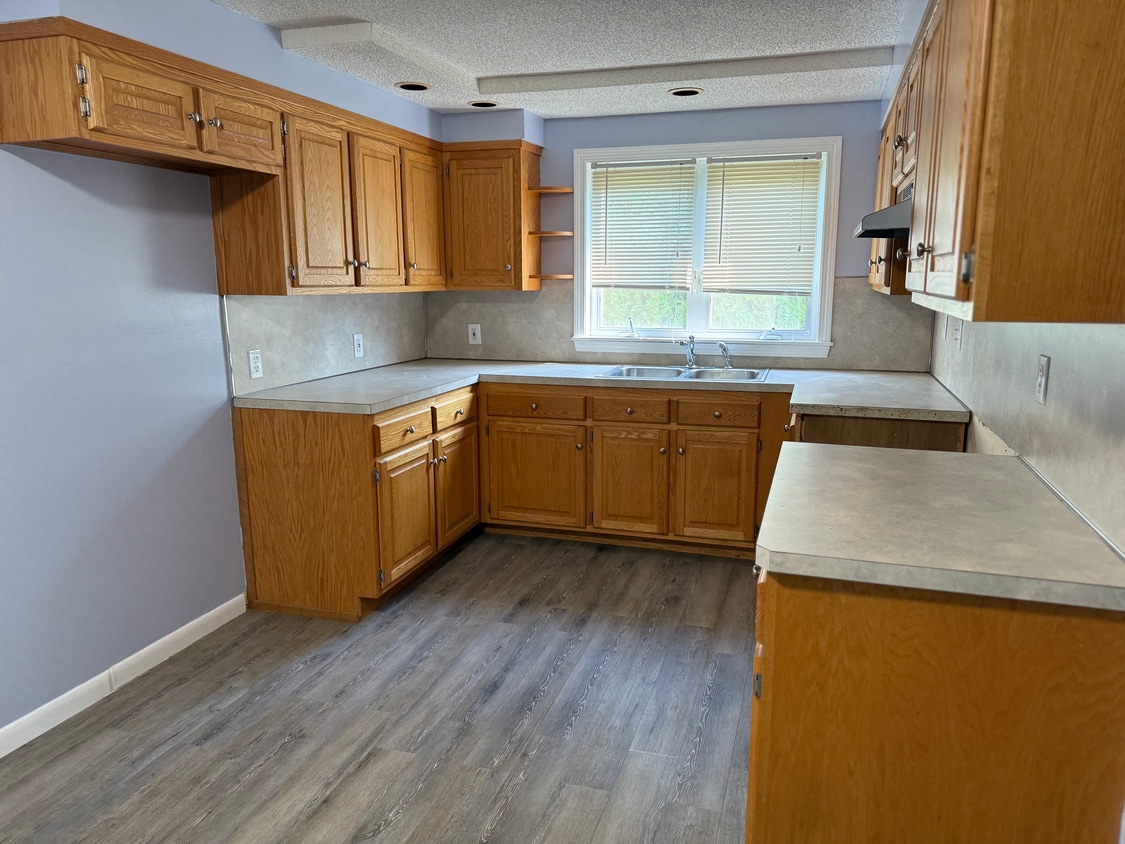Kitchen (new stainless steel appliances coming soon) - 31 Mattabassett St