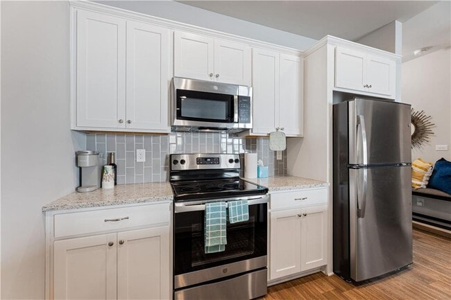 Building Photo - 2831 Ridgeview Dr
