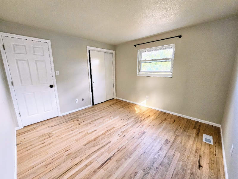 Foto principal - 9210 Meade St