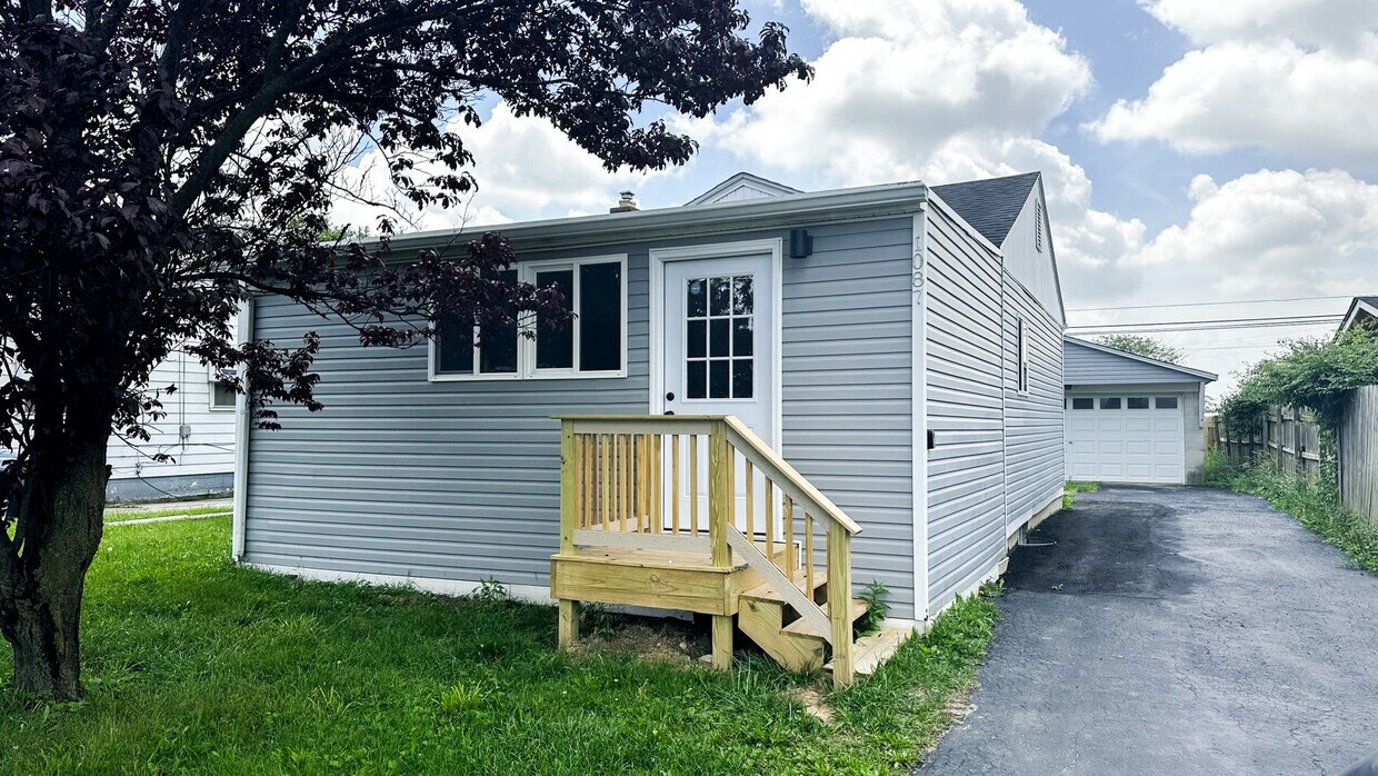 Primary Photo - 4 Bedroom Brand New Remodeled House! Secti...