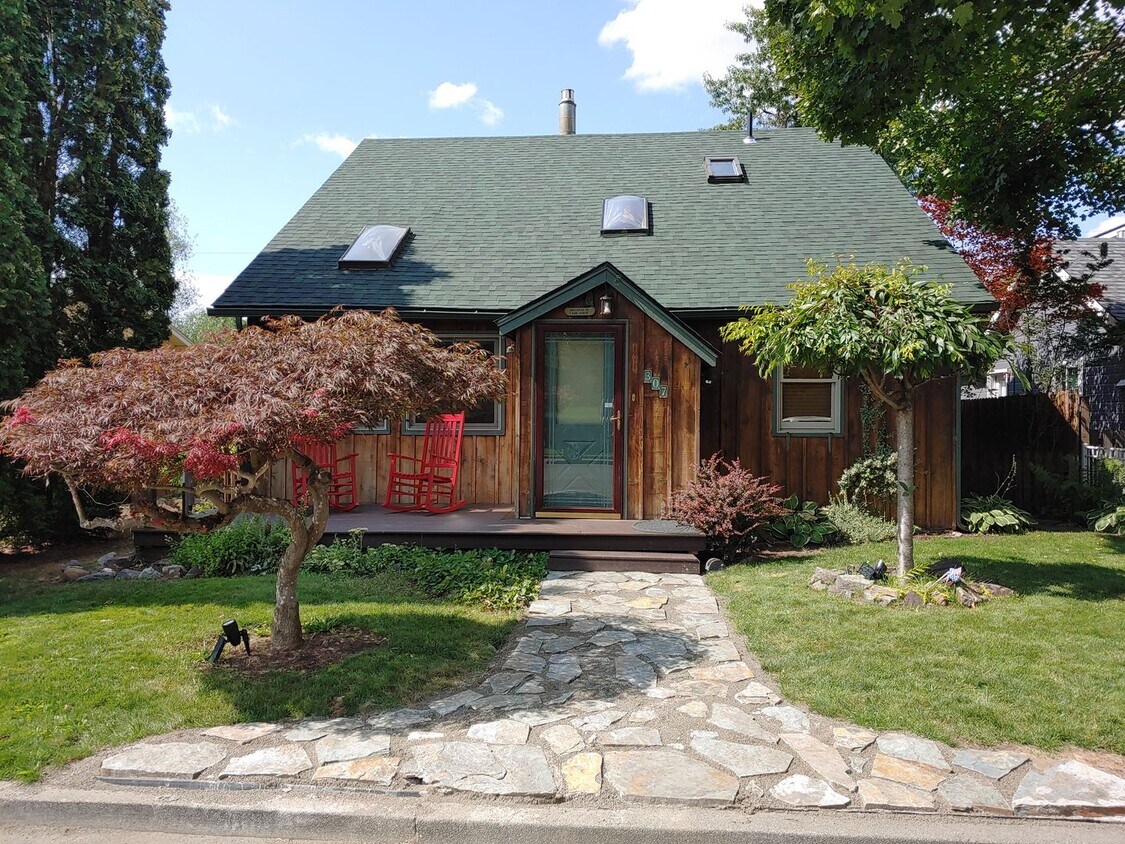 Primary Photo - Fully Furnished Executive Sander's Beach R...