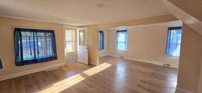 Building Photo - 3810 Golfview Dr