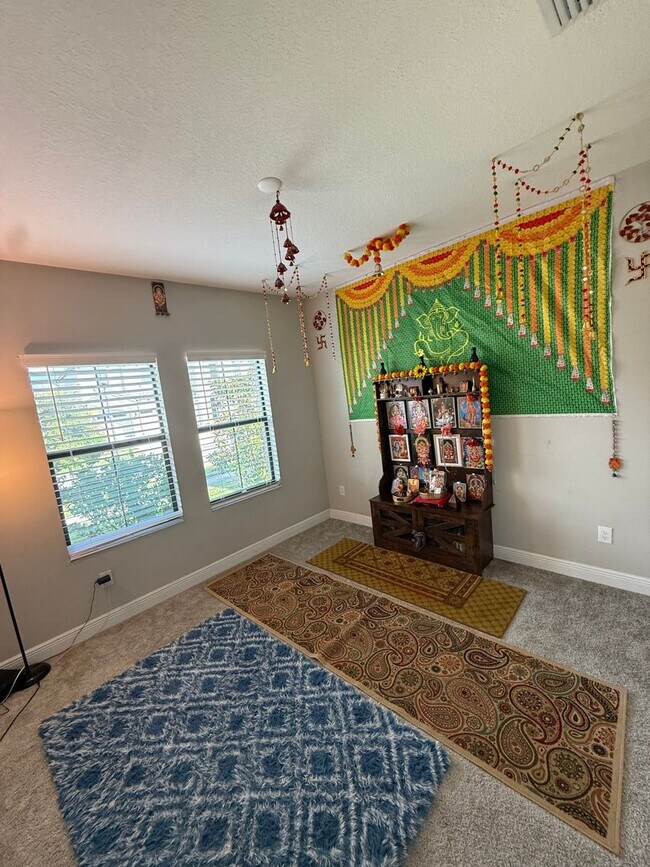 Building Photo - Gorgeous 5-Bedroom, 3-Bathroom in Riverview