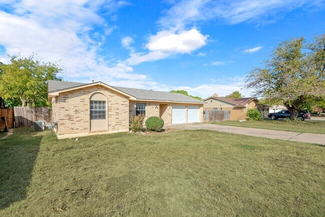 Building Photo - 3 Bedroom, 1.5 Bath Home with Spacious Layout and Large Yard