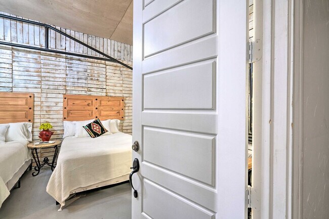 Building Photo - 3704 San Bernardo Ave