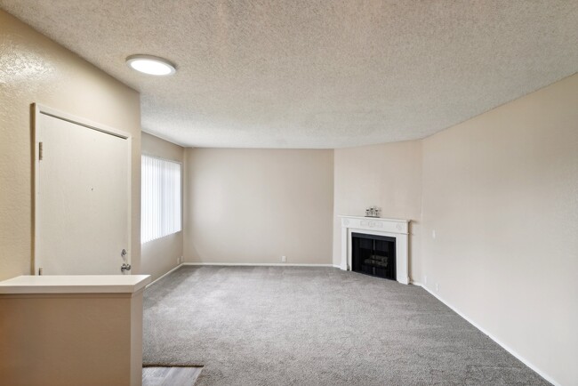 Building Photo - Crown Point Apartments