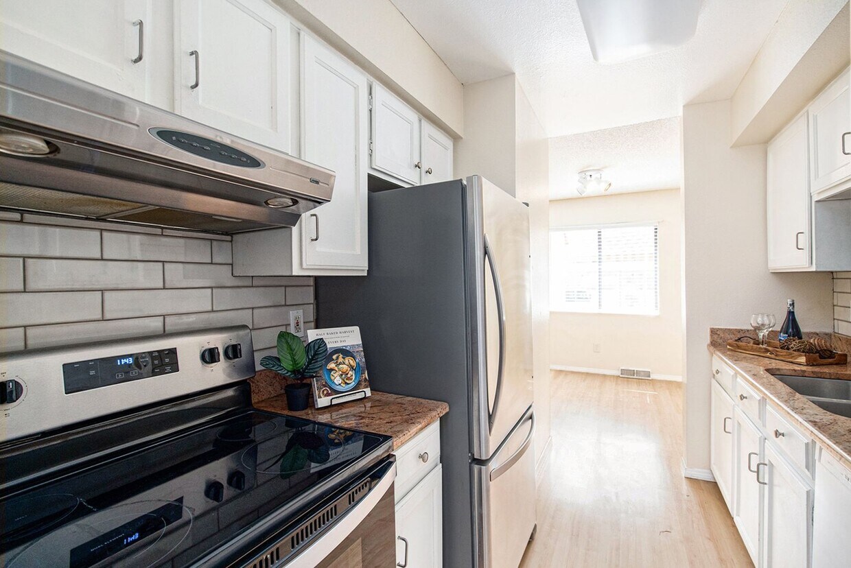 Foto principal - Well Maintained 2 Bed, 2 Bath Townhome in ...