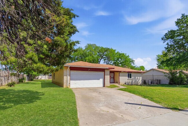 Building Photo - 3 Bed / 2 Bath / Near Tulsa Arts District