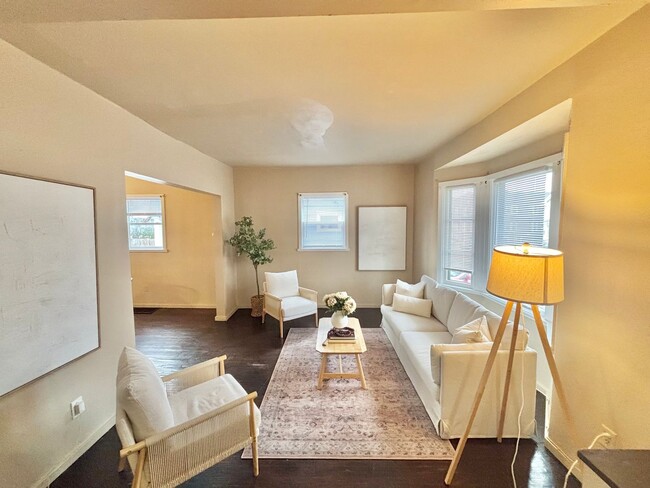 Foto del edificio - Spacious 3bd House | Driveway | Enclosed Porch