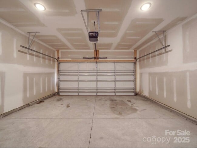 Building Photo - 109 Fosters Glen Pl