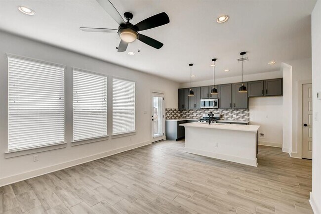 Foto del edificio - 5160 N A.W. Grimes Blvd