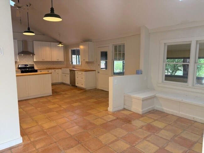 Foto del edificio - 326 Kindra Heights Rd