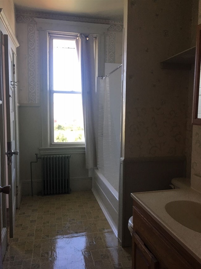 Building Photo - 267 Maple St