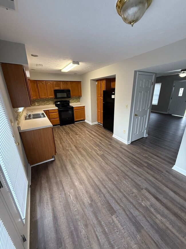 Building Photo - 223 Tanbark Dr