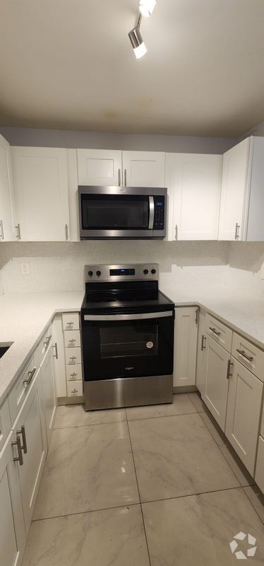 Building Photo - 394 N Laurel Dr