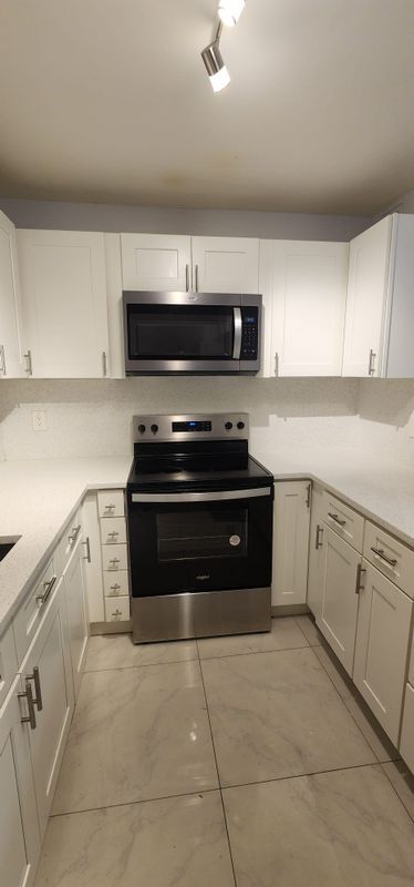 Primary Photo - 394 N Laurel Dr