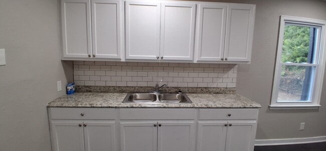 Foto del edificio - 2724 Henley Dr