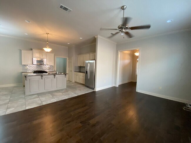 Foto del edificio - 3 Bedroom home in a Gated Community off Bu...